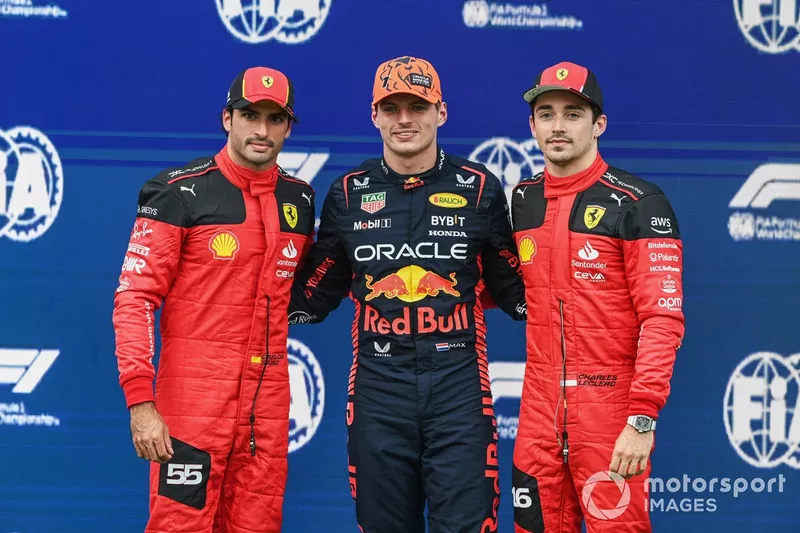I primi tre classificati Carlos Sainz, Scuderia Ferrari, l'uomo della pole Max Verstappen, Red Bull Racing, Charles Leclerc, Scuderia Ferrari