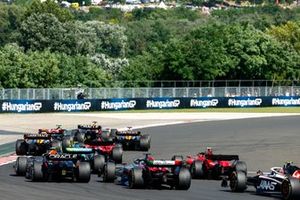 Max Verstappen, Red Bull Racing RB19, Lewis Hamilton, Mercedes F1 W14, Lando Norris, McLaren MCL60, Oscar Piastri, McLaren MCL60, el resto de la parrilla en la salida.