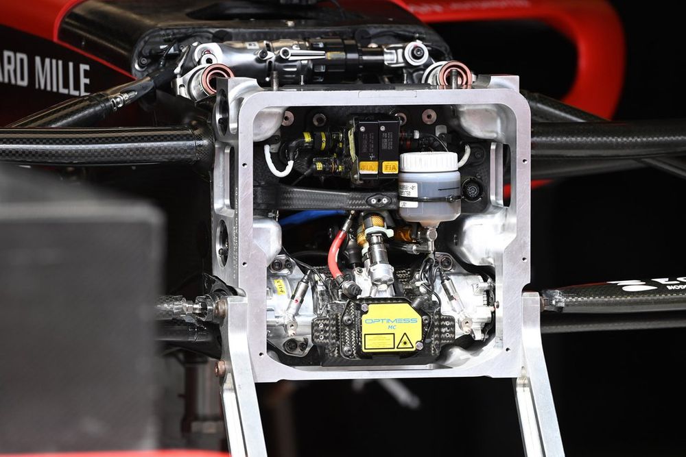 Los depósitos de fluidos del Ferrari SF-23 en el panel frontal