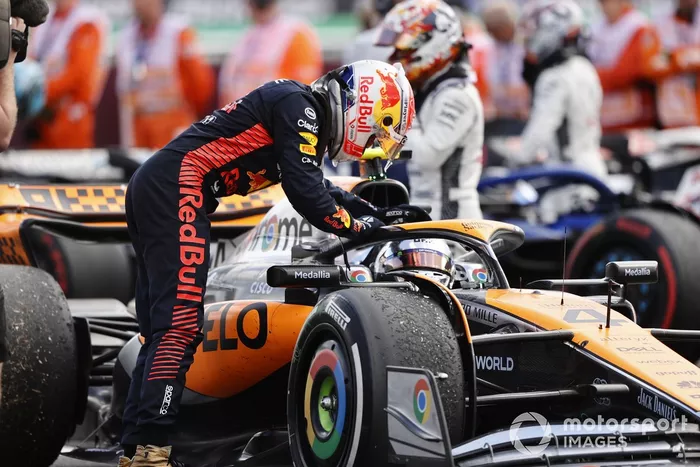 Max Verstappen, Red Bull Racing, 1ª posición, felicita a Lando Norris, McLaren MCL60, 2ª posición, en Parc Ferme 