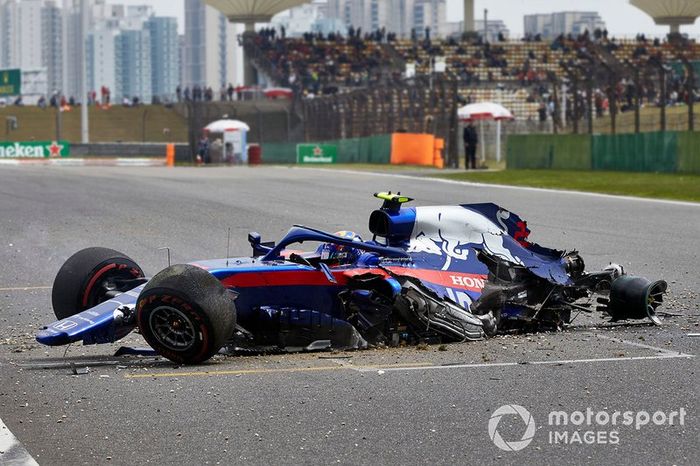 Alexander Albon, Toro Rosso STR14, sufre un accidente