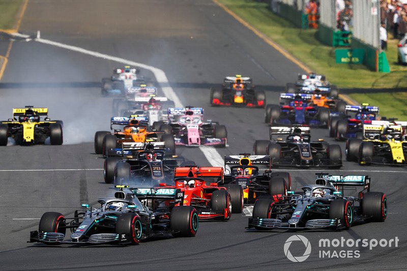 Valtteri Bottas, Mercedes AMG W10, precede Lewis Hamilton, Mercedes AMG F1 W10, Sebastian Vettel, Ferrari SF90, Charles Leclerc, Ferrari SF90, Max Verstappen, Red Bull Racing RB15, ed il resto del gruppo alla prima curva