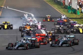 Valtteri Bottas, Mercedes AMG W10, voor Lewis Hamilton, Mercedes AMG F1 W10, Sebastian Vettel, Ferrari SF90, Charles Leclerc, Ferrari SF90, Max Verstappen, Red Bull Racing RB15, en de rest bij de start