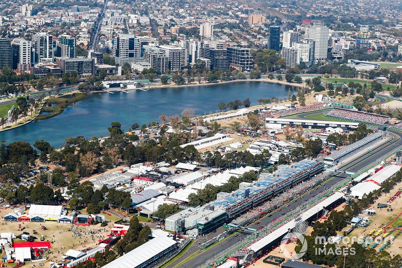 Валттери Боттас, Mercedes AMG W10 впереди Льюиса Хэмилтона, Mercedes AMG F1 W10 на старте гонки