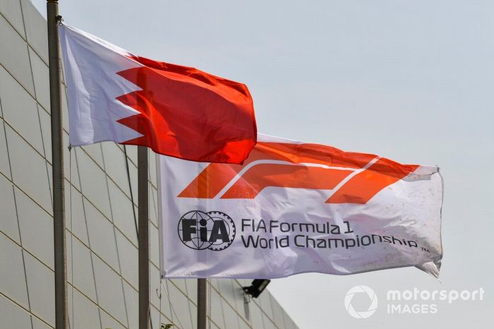 Las banderas de la FIA Fórmula 1 y Bahrein