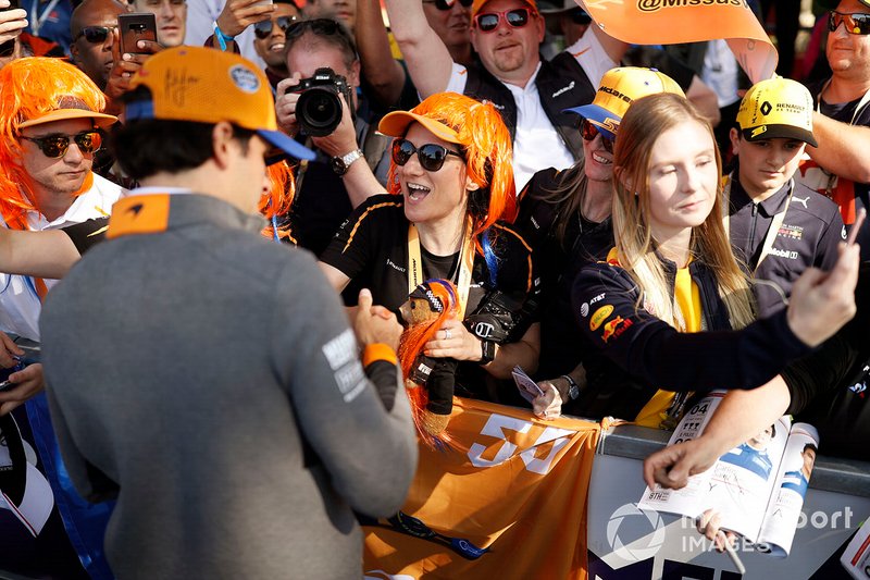 Carlos Sainz Jr., McLaren, firma un autógrafo para un fan