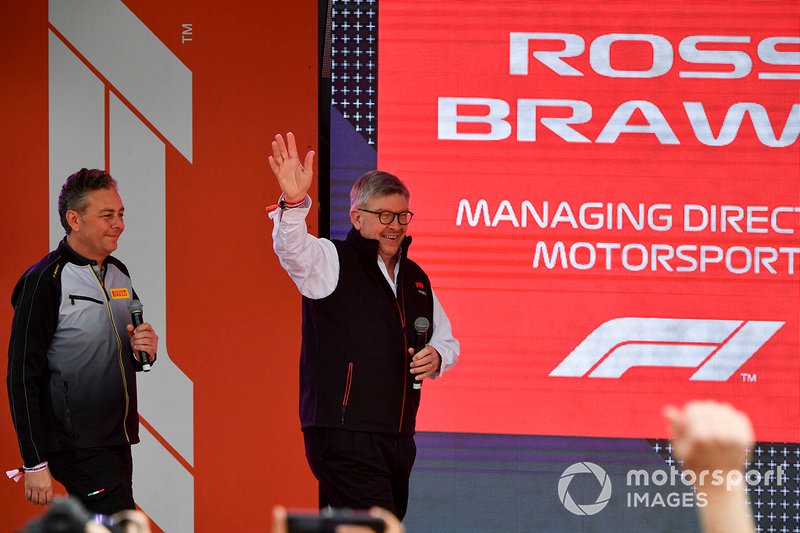 Mario Isola, Racing Manager, Pirelli Motorsport, e Ross Brawn, Managing Director del Motorsport, FOM, all'evento a Federation Square