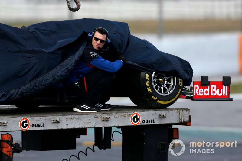 La vettura di Alex Albon, Scuderia Toro Rosso STR14 viene recuperata da un carroattrezzi
