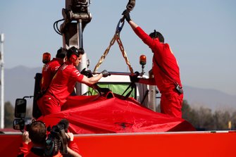 La Ferrari de Sebastian Vettel ramenée à son stand après son accident