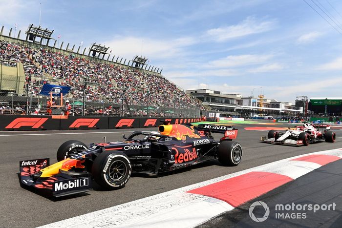 Max Verstappen, Red Bull Racing RB16B, Kimi Raikkonen, Alfa Romeo Racing C41