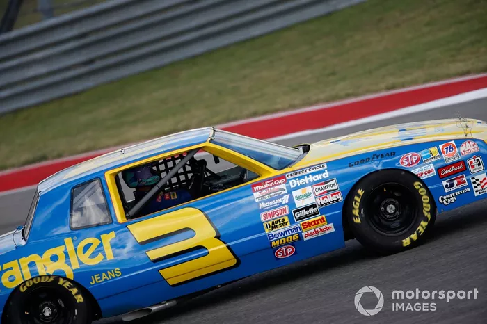 Daniel Ricciardo, McLaren, en el coche de Dale Earnhardt Wrangler Chevrolet Monte Carlo NASCAR de 1984