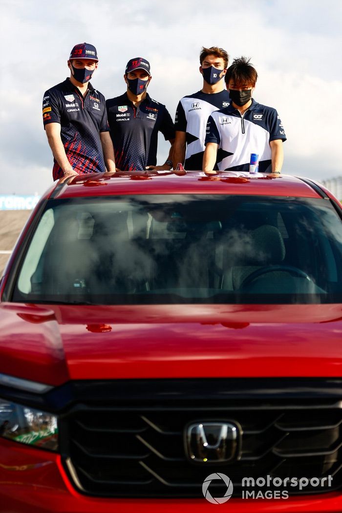 Sesión de fotos del Honda Ridgeline, con Sergio Pérez, Red Bull Racing, Max Verstappen, Red Bull Racing, Yuki Tsunoda, AlphaTauri, y Pierre Gasly, AlphaTauri 