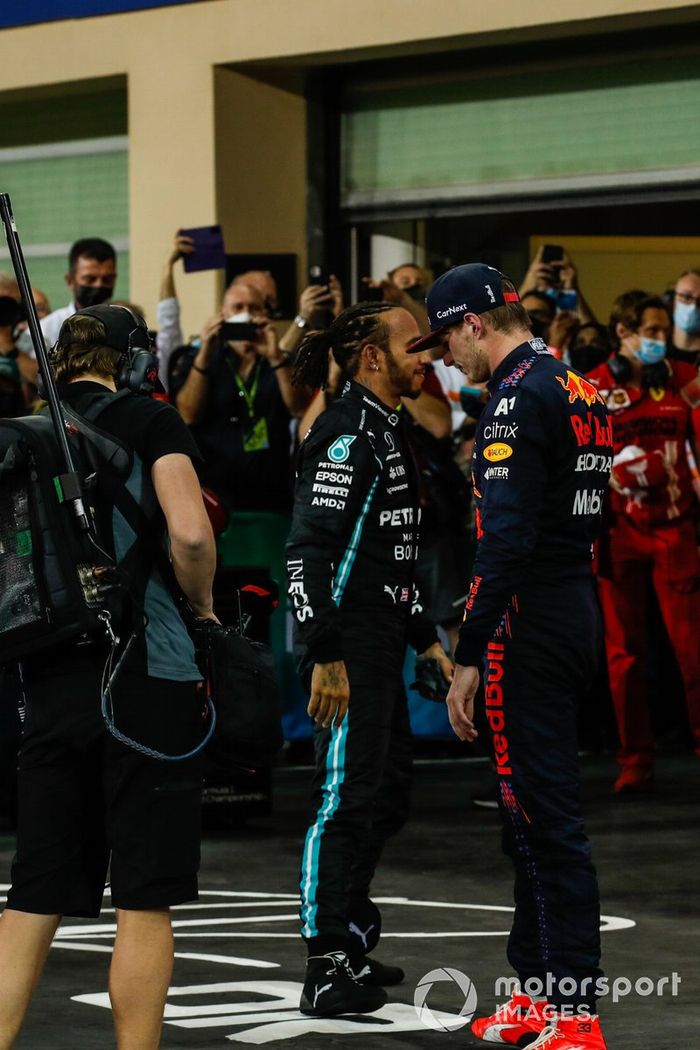 Max Verstappen, Red Bull Racing, 1ª posición, Lewis Hamilton, Mercedes, 2ª posición, se felicitan mutuamente en el Parc Ferme tras la carrera