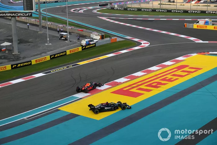 Lewis Hamilton, de Mercedes, y Max Verstappen, de Red Bull Racing, luchan por el liderato 