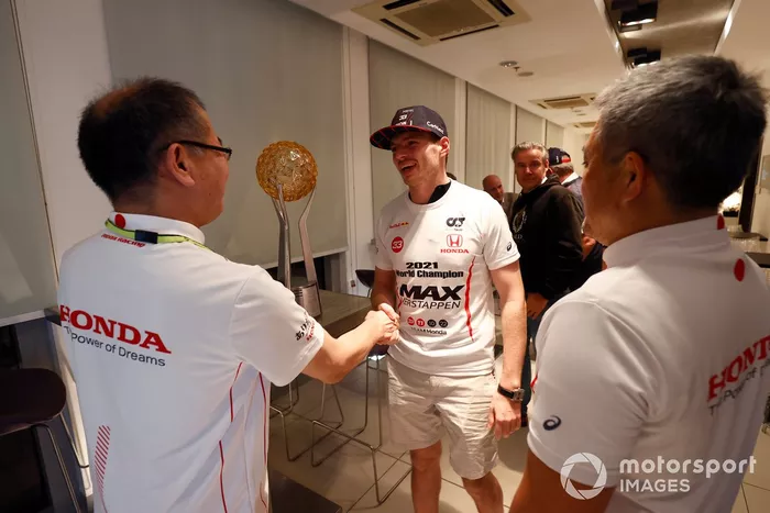 Los representantes de Honda entregan un trofeo a Max Verstappen, de Red Bull Racing por su campeonato