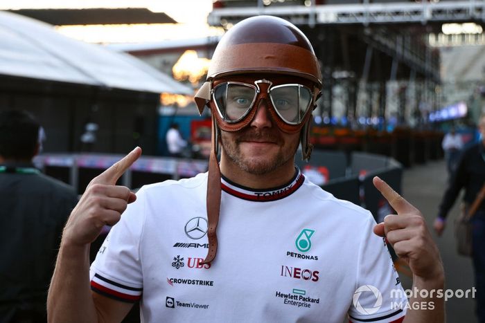 Valtteri Bottas, de Mercedes, con su casco del Premio Fangio