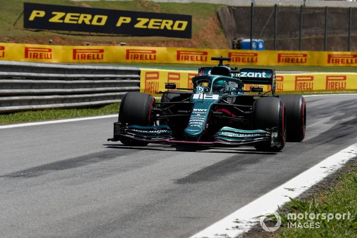 Lance Stroll, Aston Martin AMR21, se dirige a la parrilla