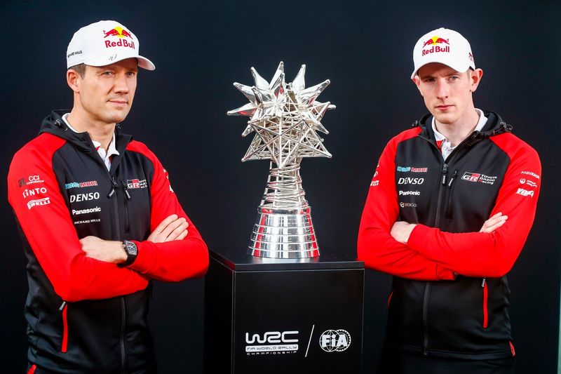 Sébastien Ogier, Toyota Gazoo Racing WRT, Elfyn Evans, Toyota Gazoo Racing WRT con el trofeo del Campeonato del WRC