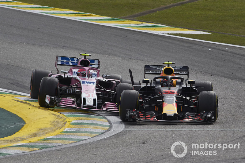 Max Verstappen, Red Bull Racing RB14, and Esteban Ocon, Racing Point Force India VJM11, make contact