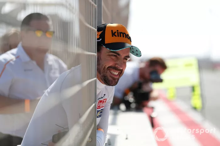 O clima ruim no time fez com que o espanhol voltasse à Renault no ano seguinte e o respeito tomou conta entre os dois com o passar dos anos, de maneira gradual, principalmente quando Alonso definiu pela sua saída da F1 no ano passado, com o inglês afirmando que o antigo rival era “o melhor piloto com quen correu contra”