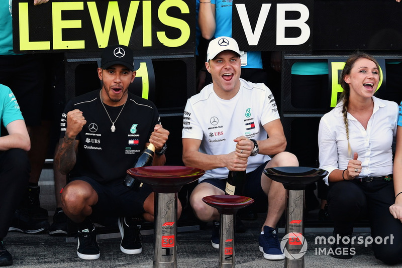 Lewis Hamilton, Mercedes AMG F1 e Valtteri Bottas, Mercedes AMG F1, festeggiano con il team