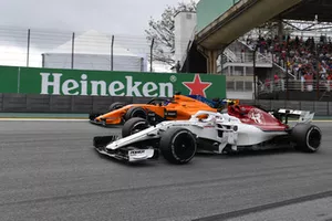 Charles Leclerc, Sauber C37 ve Fernando Alonso, McLaren MCL33