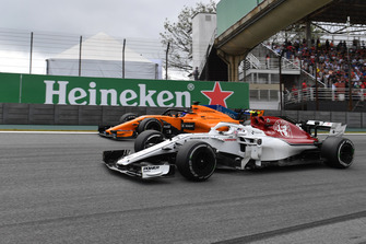 Charles Leclerc, Sauber C37 et Fernando Alonso, McLaren MCL33 en lutte
