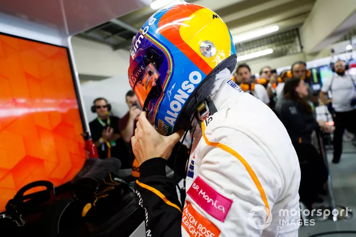 Fernando Alonso, McLaren, ajusta su casco protector