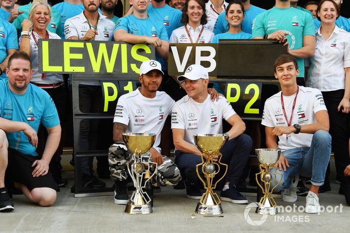 El ganador de la carrera Lewis Hamilton, Mercedes AMG F1 celebran con Valtteri Bottas, Mercedes AMG F1 y George Russell, Mercedes AMG F1 y el equipo