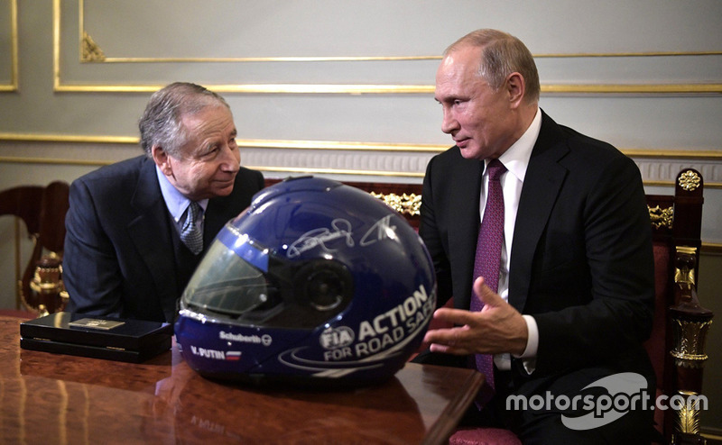 Vladimir Poetin, president van Rusland, met Jean Todt, president van de FIA