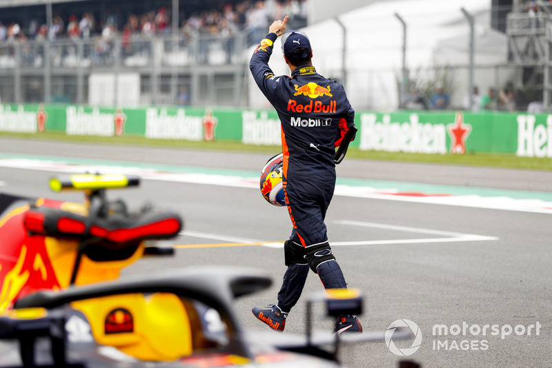 Il poleman Daniel Ricciardo, Red Bull Racing, festeggia in griglia di partenza, dopo le Qualifiche
