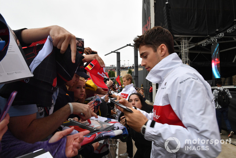 Charles Leclerc, Sauber, firma autografi ai tifosi
