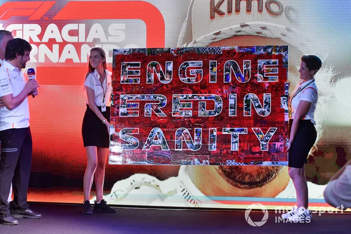 Chase Carey, Director Ejecutivo y Presidente Ejecutivo de Formula One Group en el escenario como Fernando Alonso, McLaren se despide de los fanáticos