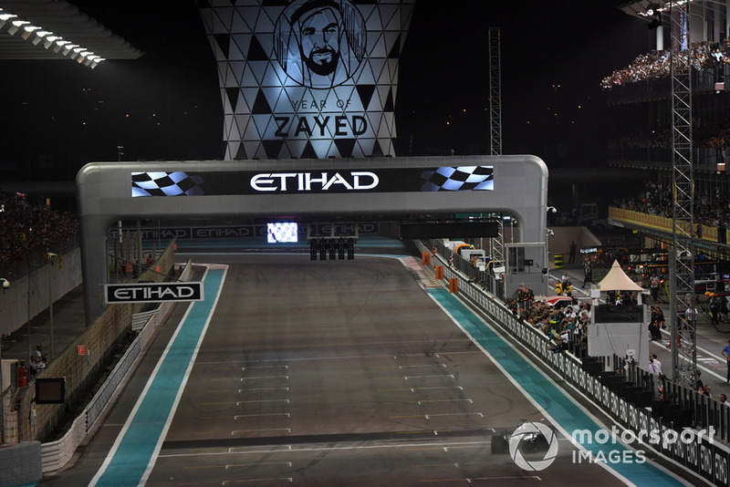 Le vainqueur Lewis Hamilton franchit la ligne