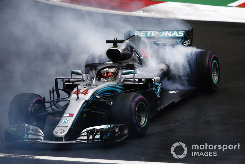 Lewis Hamilton, Mercedes AMG F1 W09 EQ Power+, realiza una dona mientras celebra ganar su quinto Campeonato Mundial