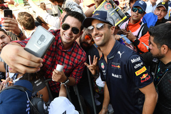 Daniel Ricciardo, Red Bull Racing, posa per un selfie con un tifoso