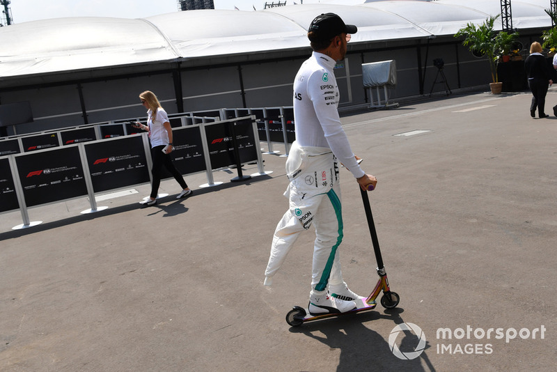 Lewis Hamilton, Mercedes AMG F1 en un scooter