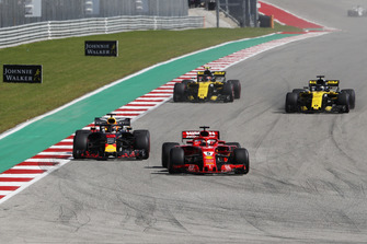 Sebastian Vettel, Ferrari SF71H ve Daniel Ricciardo, Red Bull Racing RB14