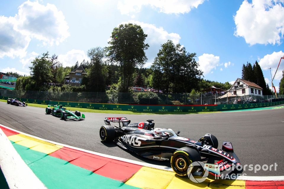 Kevin Magnussen, Haas VF-24, Zhou Guanyu, KICK Sauber, Yuki Tsunoda, RB F1 Team VCARB 01, na pierwszym okrążeniu