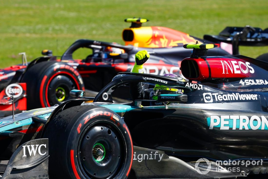 Lewis Hamilton, Mercedes F1 W15, 1. miejsce, unosi pięść w geście świętowania w drodze do Parc Ferme