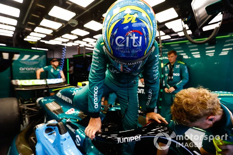 Fernando Alonso, Aston Martin F1 Team, s'installe dans la voiture