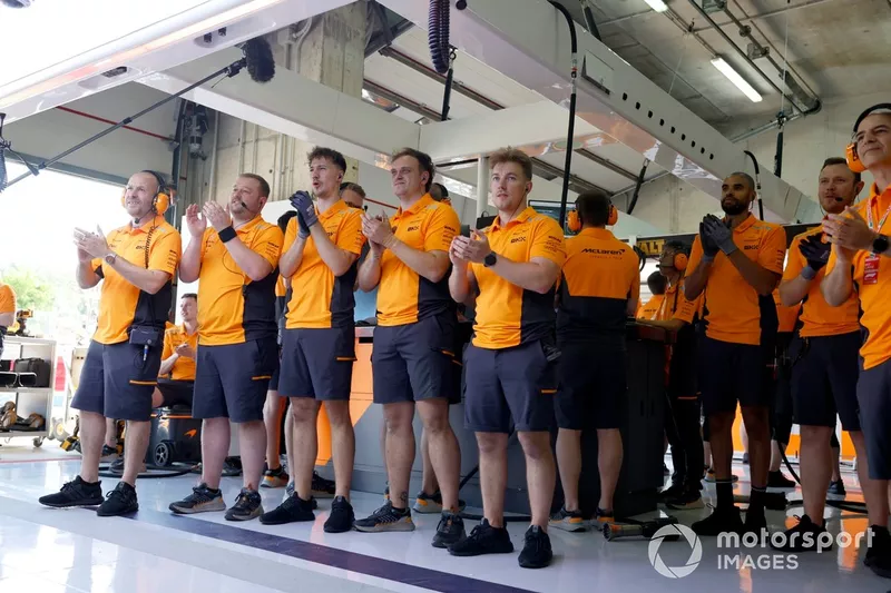 L'équipe McLaren applaudit les efforts de ses pilotes à l'issue des qualifications