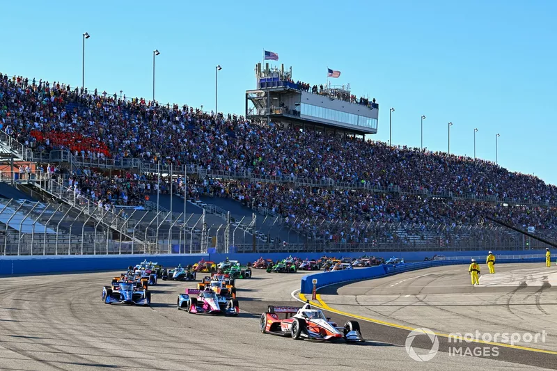 Scott McLaughlin, Team Penske Chevrolet leads start green flag