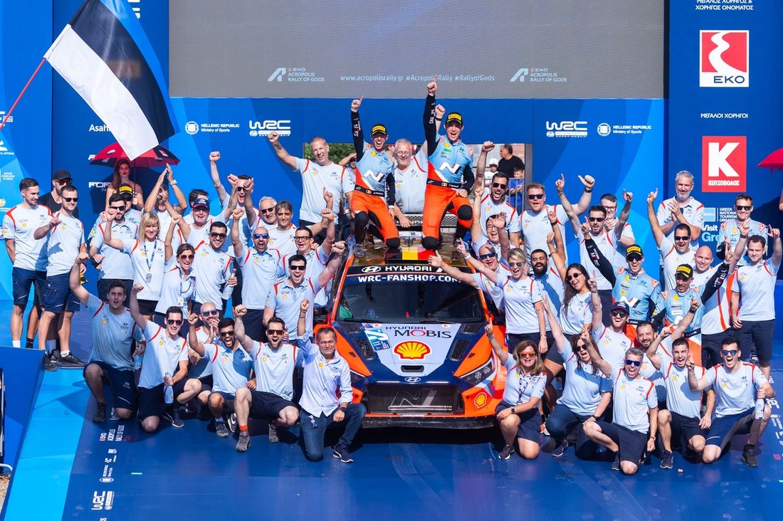 Ganador Thierry Neuville, Martijn Wydaeghe, Hyundai World Rally Team Hyundai i20 N Rally1 con el equipo