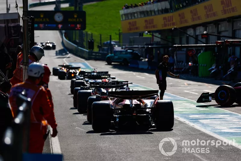 Sergio Perez, Red Bull Racing RB20, Charles Leclerc, Ferrari SF-24, dans la voie des stands