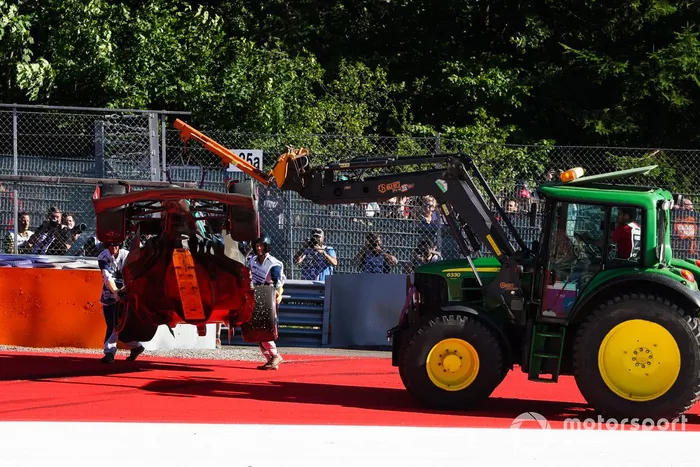 Los oficiales de pista retiran el coche dañado de George Russell, Mercedes W13, tras un accidente en la Q3