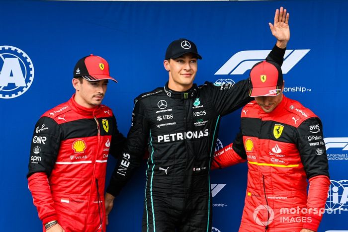 Los tres primeros clasificados: tercero Charles Leclerc, Ferrari, Ganador de la pole George Russell, Mercedes-AMG, segundo Carlos Sainz, Ferrari