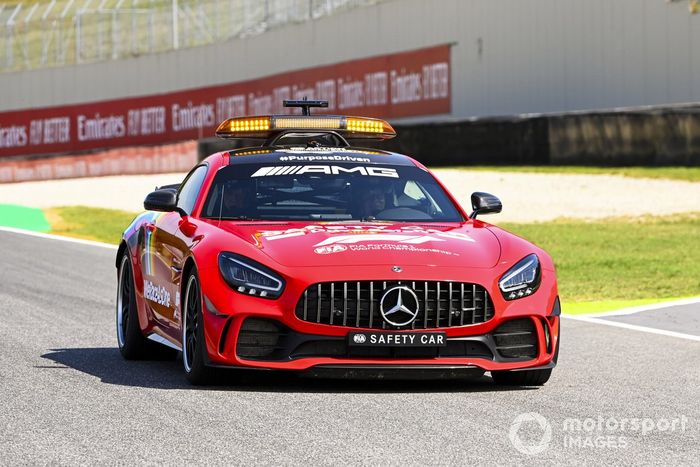 El Safety Car con decoración roja por las 1000 carreras de Ferrari

