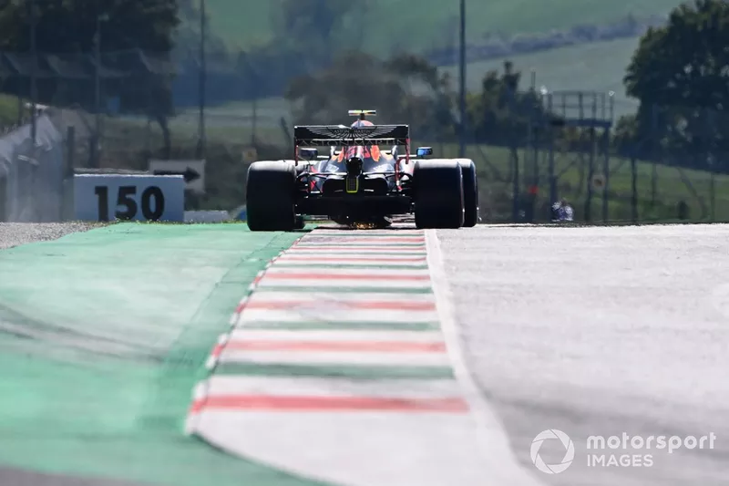 Scintille fuoriescono dalla vettura di di Alex Albon, Red Bull Racing RB16