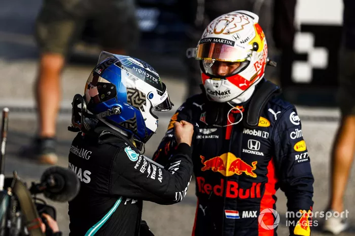 Ganador de la pole position Valtteri Bottas, Mercedes-AMG F1 y el tercero Max Verstappen, Red Bull Racing